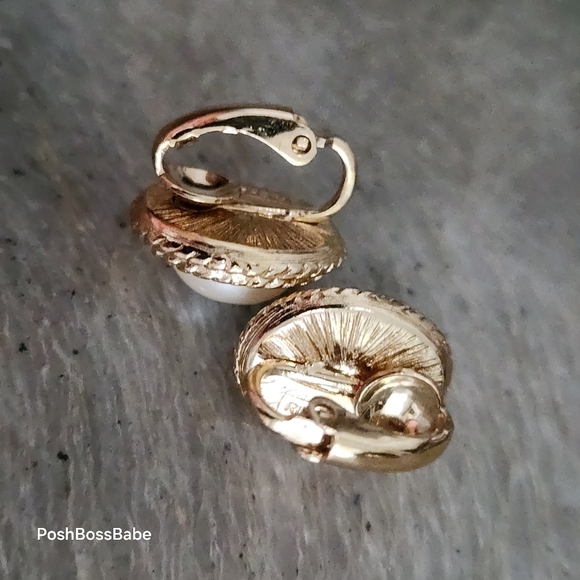 Richelieu Signed Hallmarked Vintage Ornate Gold Tone Faux Pearl Stud Earrings - Picture 3 of 7